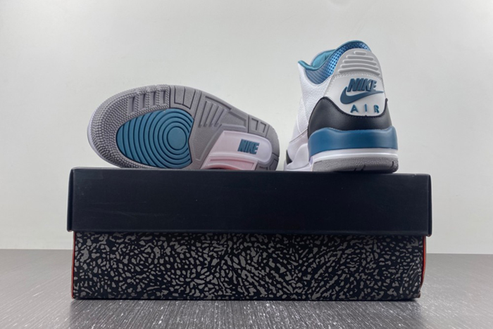 Air Jordan 3 Retro 136064-660